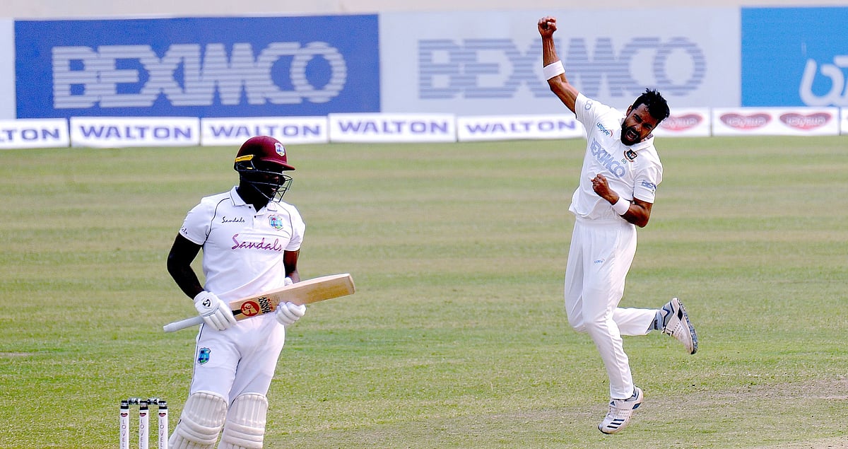 প্রথম দিনে ২ উইকেট নিয়েছেন বাংলাদেশের পেসার আবু জায়েদ।