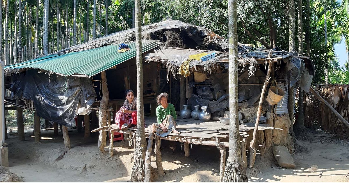 সুপারি বাগানের ভেতরে লাকিংমে চাকমার পরিবারের ঝুঁপড়ি টংঘর। গত বুধবার কক্সবাজারের টেকনাফ উপজেলার বাহারছড়া ইউনিয়নের দক্ষিণ শিলখালী এলাকায়