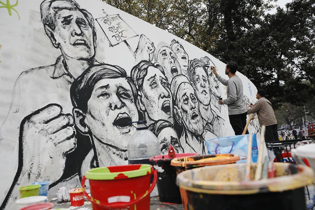 আন্তর্জাতিক মাতৃভাষা দিবস উপলক্ষে চলছে দেয়ালে চিত্রাঙ্কন। কেন্দ্রীয় শহীদ মিনারের সামনে, ঢাকা, ২০ ফেব্রুয়ারি