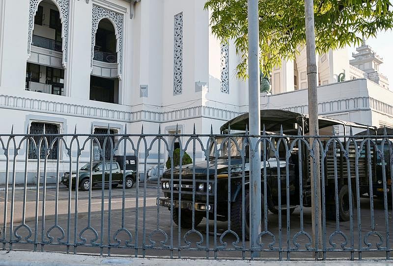 ইয়াঙ্গুনে সিটি হলের ভেতরে মিয়ানমারের সেনাবাহিনীর গাড়ি।