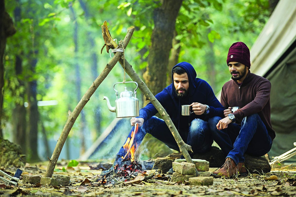 এই সময়ে জঙ্গলে বেড়াতে গেলে এমন পোশাক বেছে নিতে পারেন। মডেল: রাজ ও সালমান