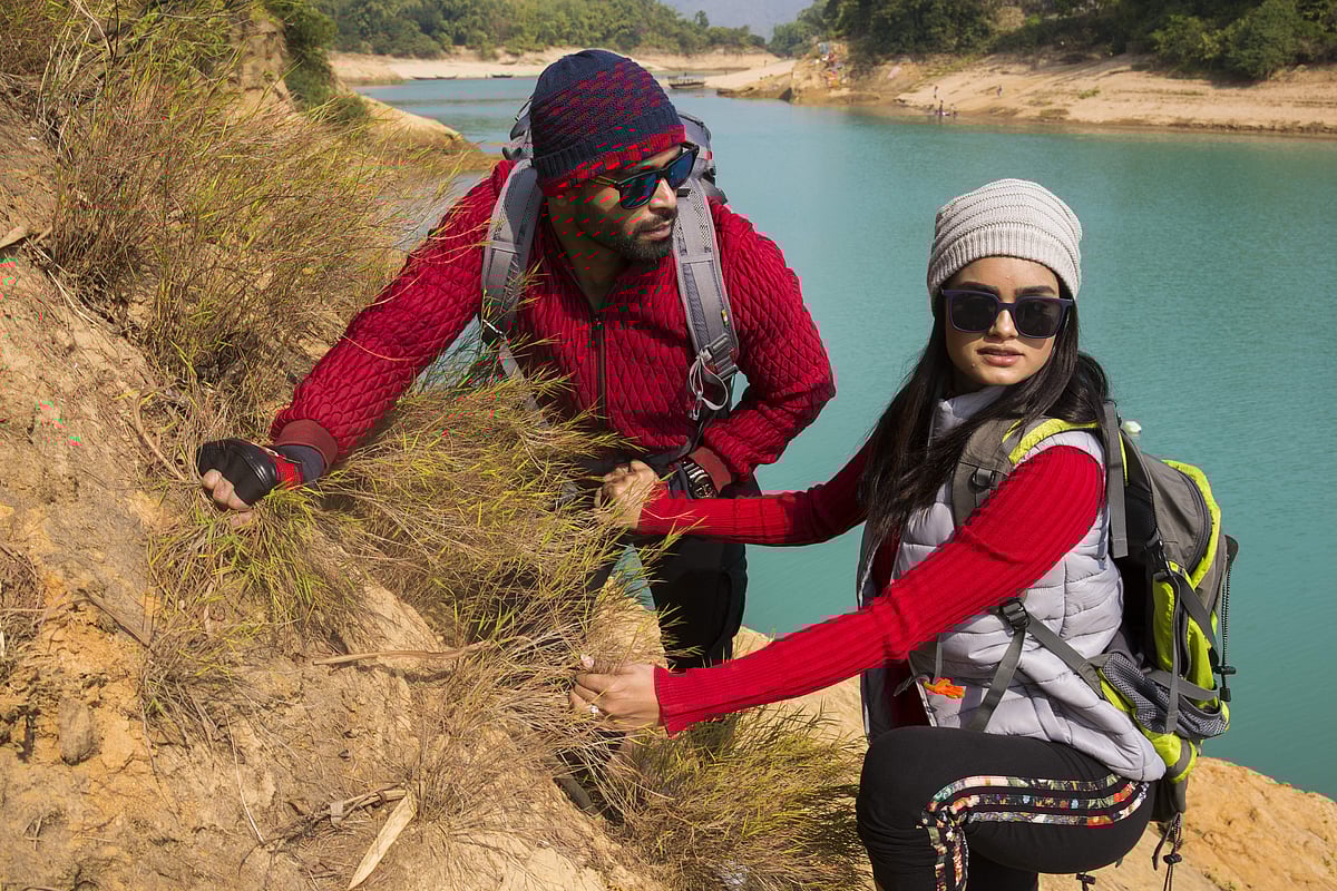 বেড়াতে যাওয়ার আগে প্রয়োজনীয় জিনিসপত্র গুছিয়ে নিন। মডেল: রাজ ও অর্পিতা