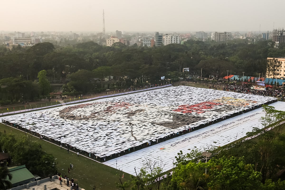 বরিশালের বঙ্গবন্ধু উদ্যানে মুজিব বর্ষের বিশাল আকৃতির মানব লোগো তৈরিতে অংশ নেন হাজারো মানুষ।