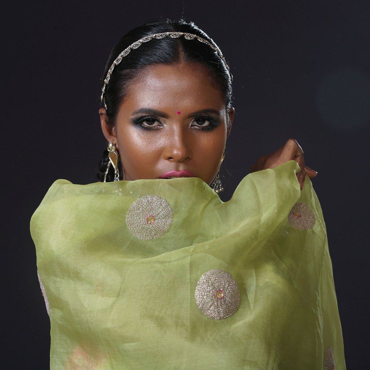 আত্মবিশ্বাসের সঙ্গে নিজস্বতাকে তুলে ধরুন সব সময়, সাজুন নিজের পছন্দে