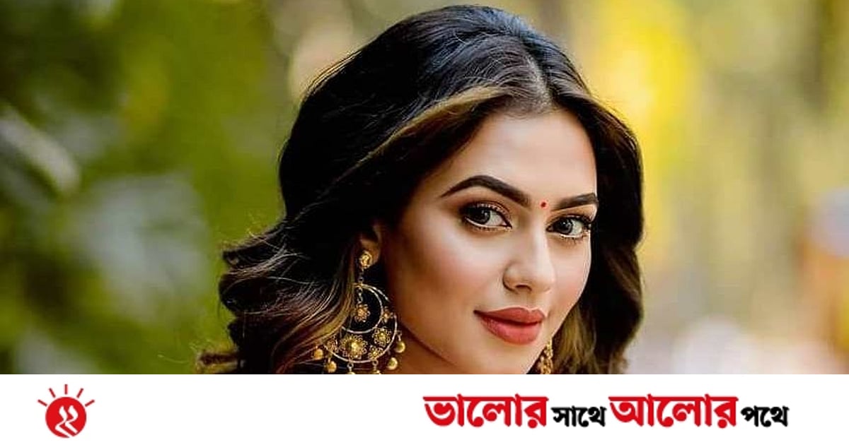 Qiz tili bilan jinsiy olatni silaydi Legginglarda katta eshaklar