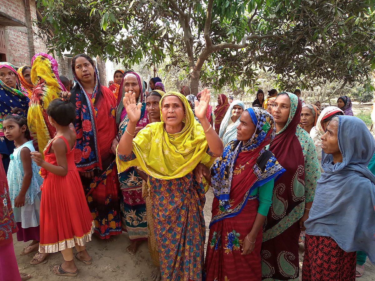 রাজশাহীর কাটাখালীতে সড়ক দুর্ঘটনায় নিহত রংপুরের পীরগঞ্জের রামনাথপুর ইউনিয়নের বড়মজিদপুরের ফুল মিয়াসহ পরিবারের ৫ জন নিহত হয়েছেন। ফুল মিয়ার বাড়ির সামনে এক স্বজনের আহাজারি। আজ শনিবার সকালে