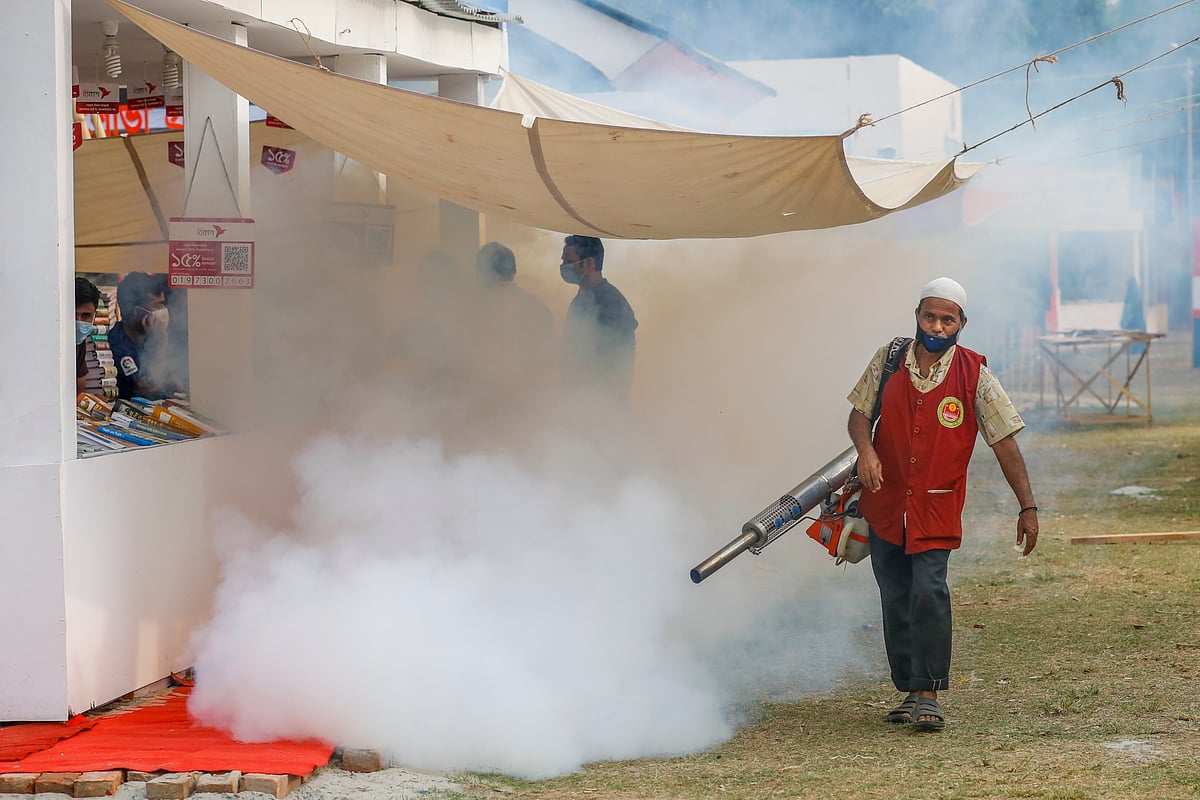 অমর একুশে বইমেলার সোহরাওয়ার্দী উদ্যান অংশে মশা তাড়ানোর ওষুধ স্প্রে করা হচ্ছে। ঢাকা, ২০ মার্চ