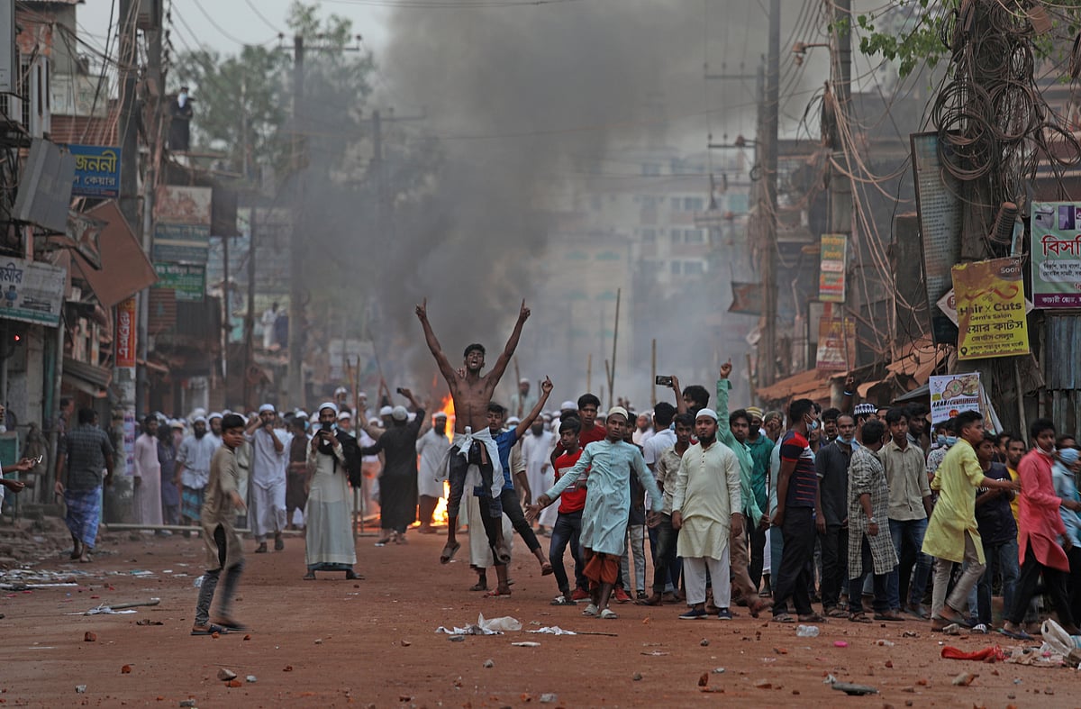 নরেন্দ্র মোদির সফর নিয়ে ঢাকায় বিক্ষোভে হামলার প্রতিবাদে চট্টগ্রাম হাটহাজারীতে হেফাজতে ইসলামের নেতা-কর্মীরা বিক্ষোভে নামলে পুলিশের সঙ্গে সংঘর্ষ বাধে
