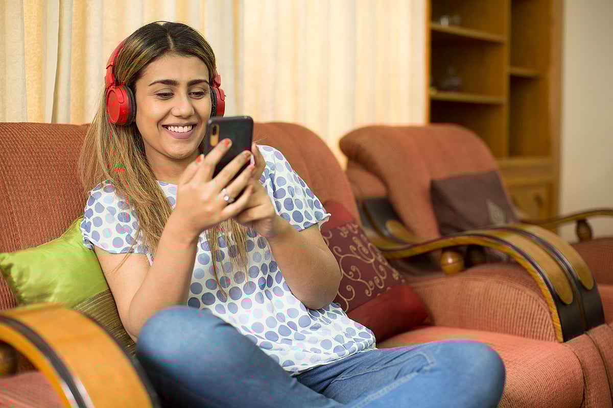 সঙ্গী দূরে থাকলে তার সঙ্গে নিয়মিত যোগাযোগ রাখুন অনলাইনে। মডেল: হৃদি