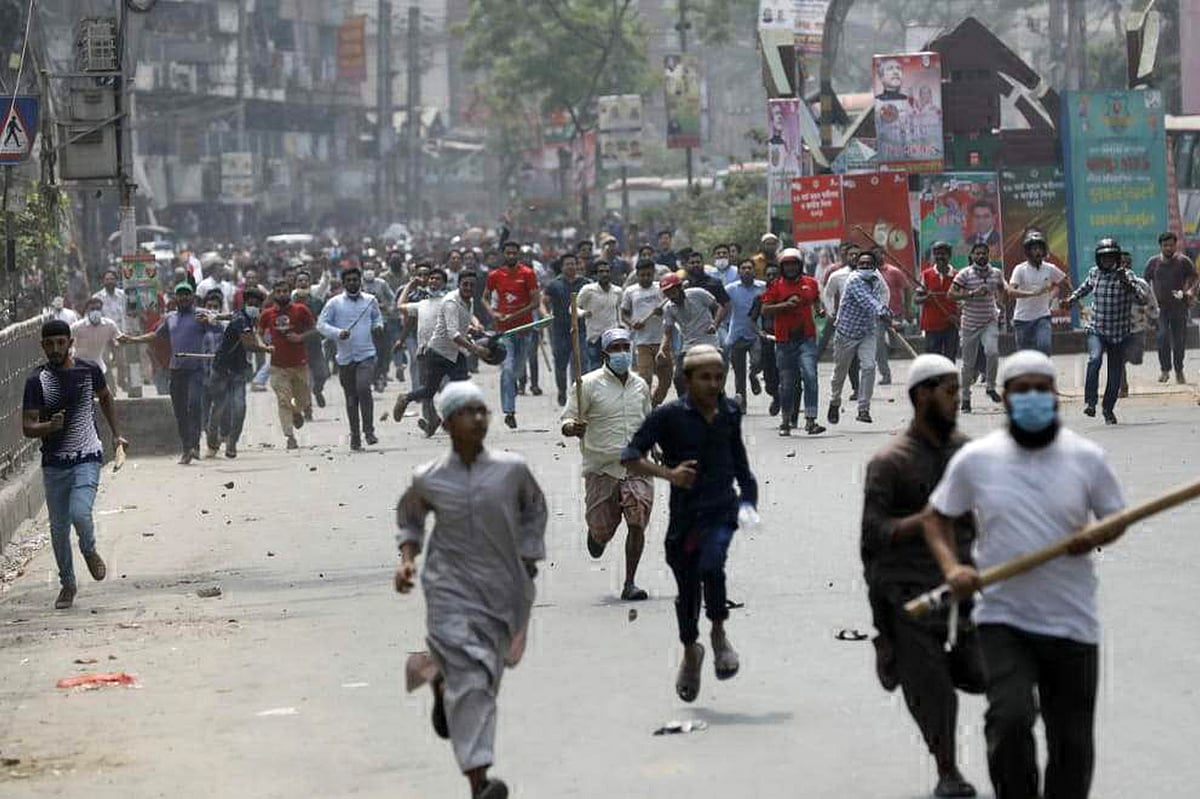 পল্টন এলাকায় হেফাজতে ইসলামের কর্মীরা লাঠি হাতে মিছিলে নামলে তাঁদের সঙ্গে পাল্টাপাল্টি ধাওয়া হয় সরকারি দলের নেতা-কর্মীদের। ঢাকা, ২৮ মার্চ