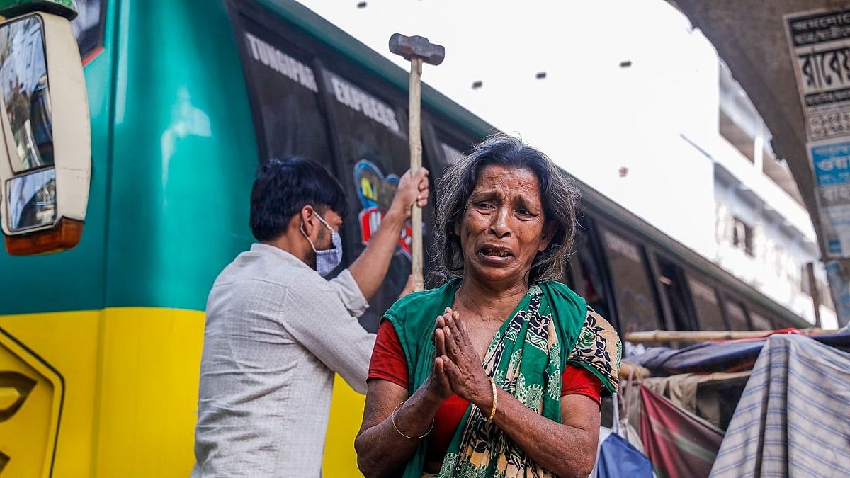 মেয়র হানিফ ফ্লাইওভারের নিচের সড়ক বিভাজকে থাকেন সিটি করপোরেশনের পরিচ্ছন্নতাকর্মী নূরজাহান বেগম। উচ্ছেদ অভিযানে তাঁর অস্থায়ী ঘর ভাঙার সময় তিনি নির্বাহী ম্যাজিস্ট্রেটের কাছে ঘর না ভাঙার অনুরোধ করেন। ফুলবাড়িয়া এলাকা, ২ মার্চ
