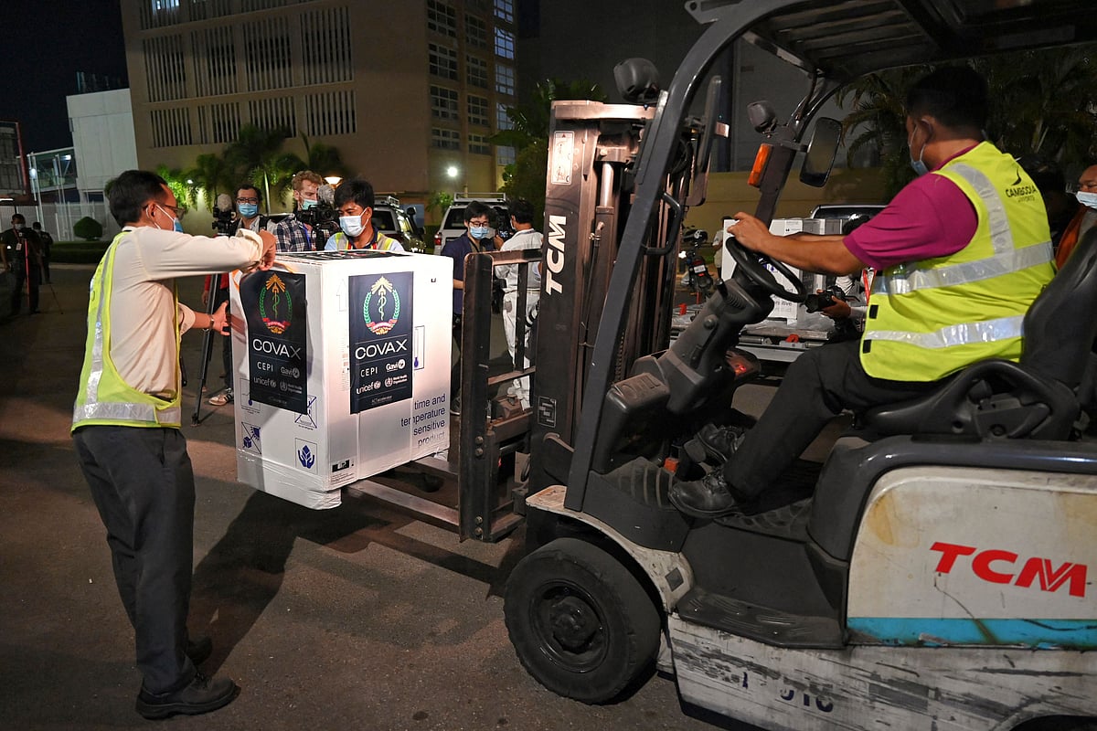 কম্বোডিয়ায় আন্তর্জাতিক বিমানবন্দরে কোভ্যাক্সের টিকার চালান এসেছে।