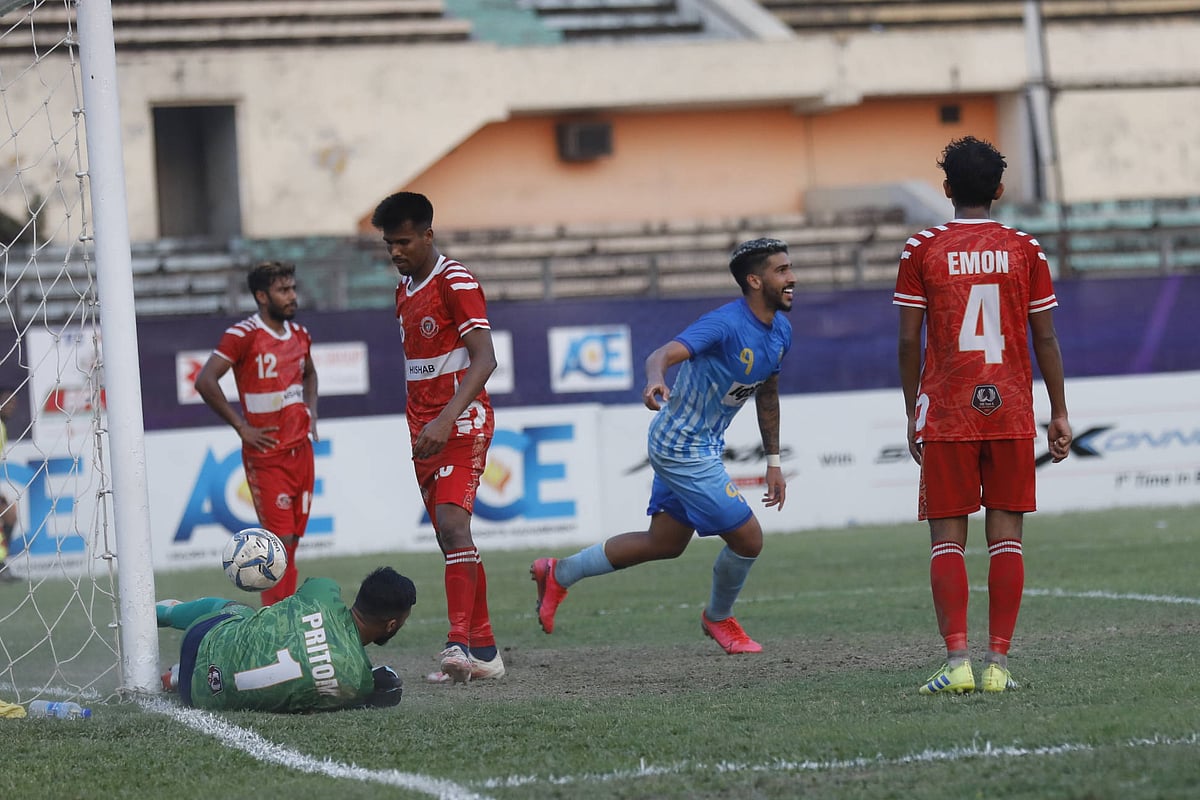 গোল করে ছুটছেন নিক্সন গিয়াহামে।