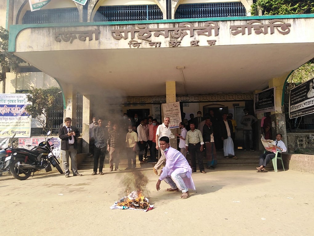 দিনাজপুর জেলা আইনজীবী সমিতির দুই পক্ষের সংঘর্ষ চলাকালে সমিতির ভবনের সামনে ব্যানার পোড়ানো হয়। ৪ মার্চ দুপুরে দিনাজপুর আদালত চত্ত্বরে।