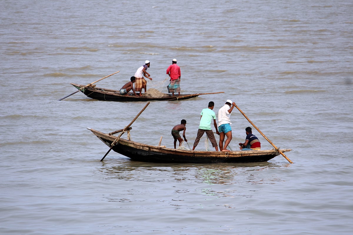 ভোলার মেঘনা ও তেতুলিয়া নদীতে মার্চ ও এপ্রিল মাসে মাছ ধরা নিষিদ্ধ। এই নিষেধাজ্ঞা উপেক্ষা করে প্রকাশ্যে মাছ ধরছেন জেলেরা। ১০ মার্চ ভোলার দৌলতখান উপজেলার পাতারখাল এলাকায়