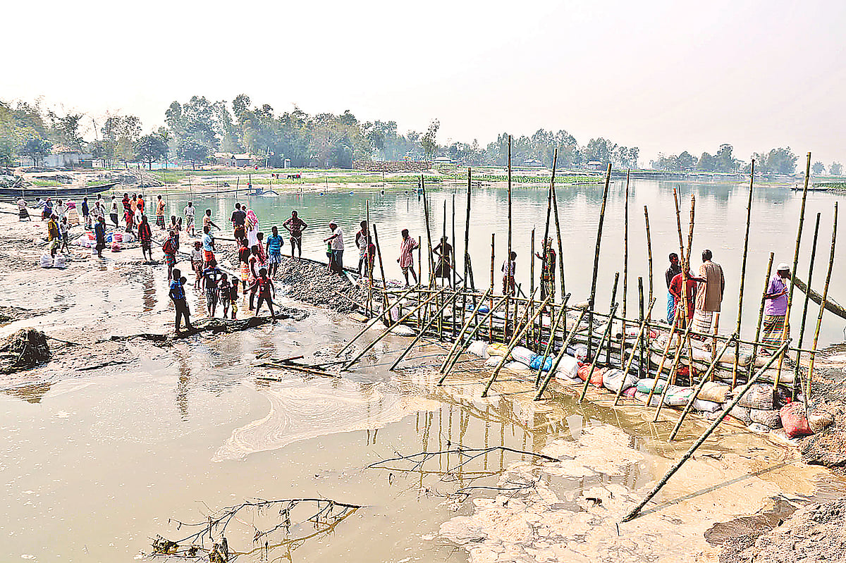 রংপুরের লক্ষ্মীটারি ইউনিয়নে স্বেচ্ছাশ্রমে বাঁধ নির্মাণ করছেন স্থানীয় লোকজন। সম্প্রতি ইউনিয়নের সংকরদহ এলাকায়।