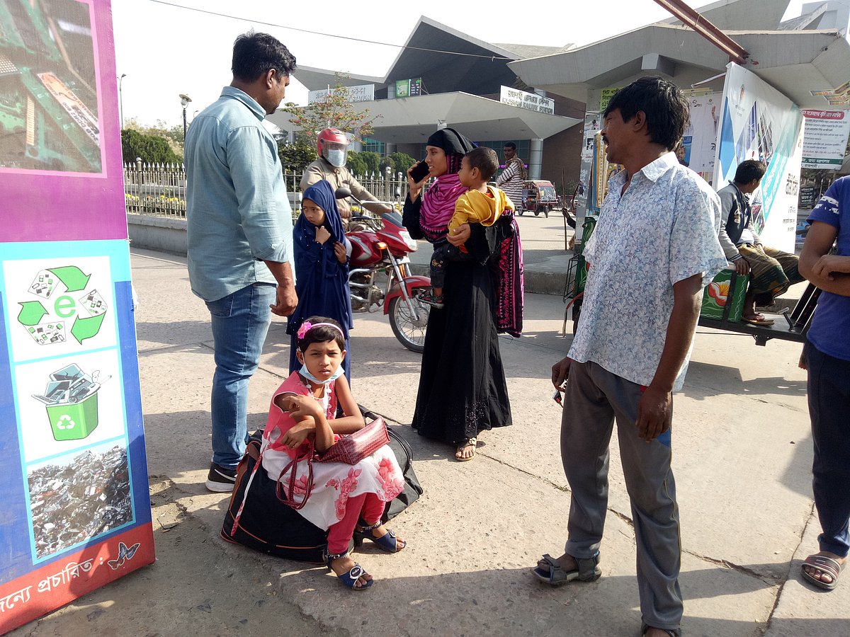 বিএনপির বিভাগীয় সমাবেশ উপলক্ষে রাজশাহীর সব রুটে বাস চলাচল বন্ধ রয়েছে। এতে দুর্ভোগে পড়েছেন যাত্রীরা। আজ মঙ্গলবার সকালে ঢাকা বাস টার্মিনাল এলাকায়