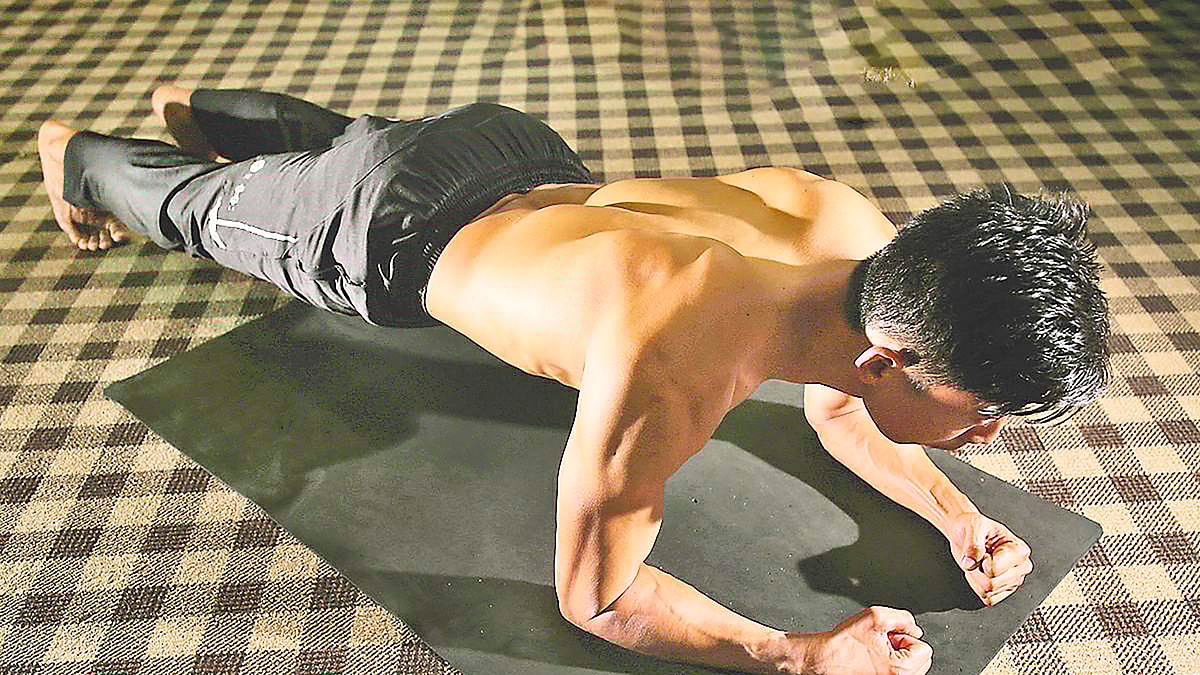 Yevpatoriyada jinsiy aloqa Kichkina nipelli qiz bilan jinsiy aloqa