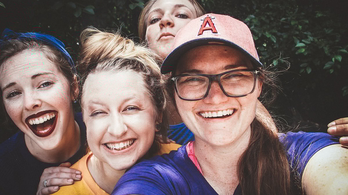 Shishgan pushti areolalar va tabiiy kokraklari bolgan yosh qizlar