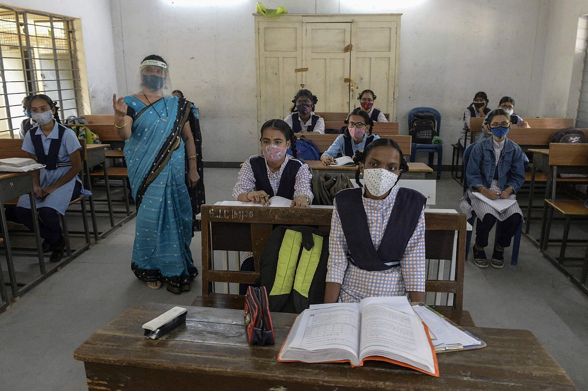 মাস্ক ও সামাজিক দূরত্বের নিয়ম মেনে শ্রেণিকক্ষে চলছে পাঠদান। হায়দরাবাদ, ভারত, ১৭ মার্চ