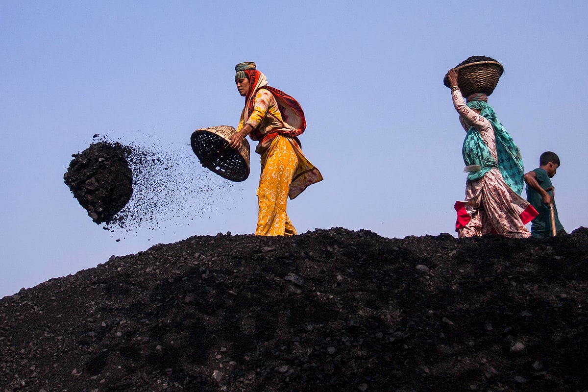 নারী দিবসেও আমেনা, সুলতানার মাথায় ঝুড়ি। প্রতি ঝুড়ি পাথর বয়ে নিয়ে ফেলার জন্য তাঁরা পান দুই টাকা। সম্প্রতি রাজধানীর গাবতলী এলাকায়