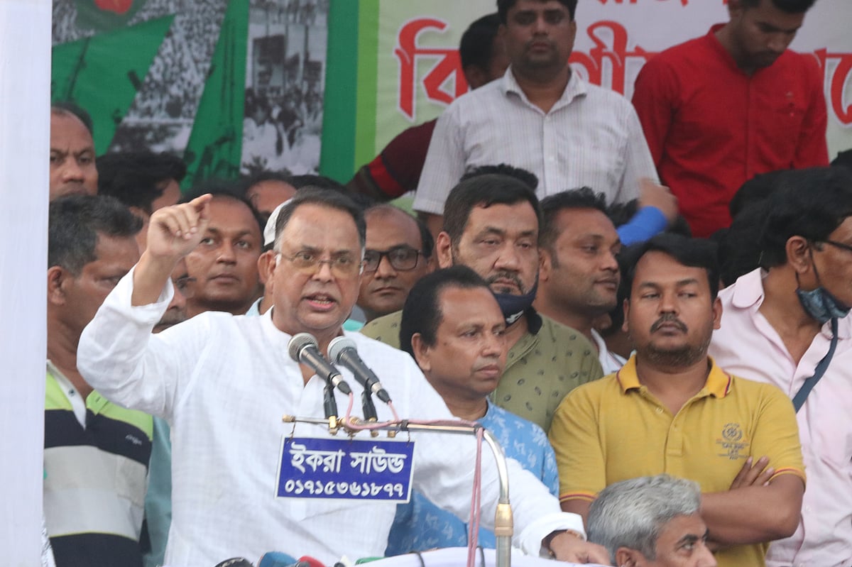 রাজশাহীতে বাংলাদেশ জাতীয়তাবাদী দলের বিভাগীয় সমাবেশে বক্তব্য রাখছেন জাতীয় স্থায়ী কমিটির সদস্য ইকবাল হাসান মাহমুদ টুকু। আজ মঙ্গলবার বিকেলে