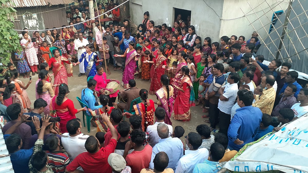 দলের শিল্পীরা বিভিন্ন গ্রামের আচার-অনুষ্ঠানে আমন্ত্রণ না পেলেও নিজেরা যেচে গিয়ে বিনা মূল্যে ধামাইল গান পরিবেশন করেন