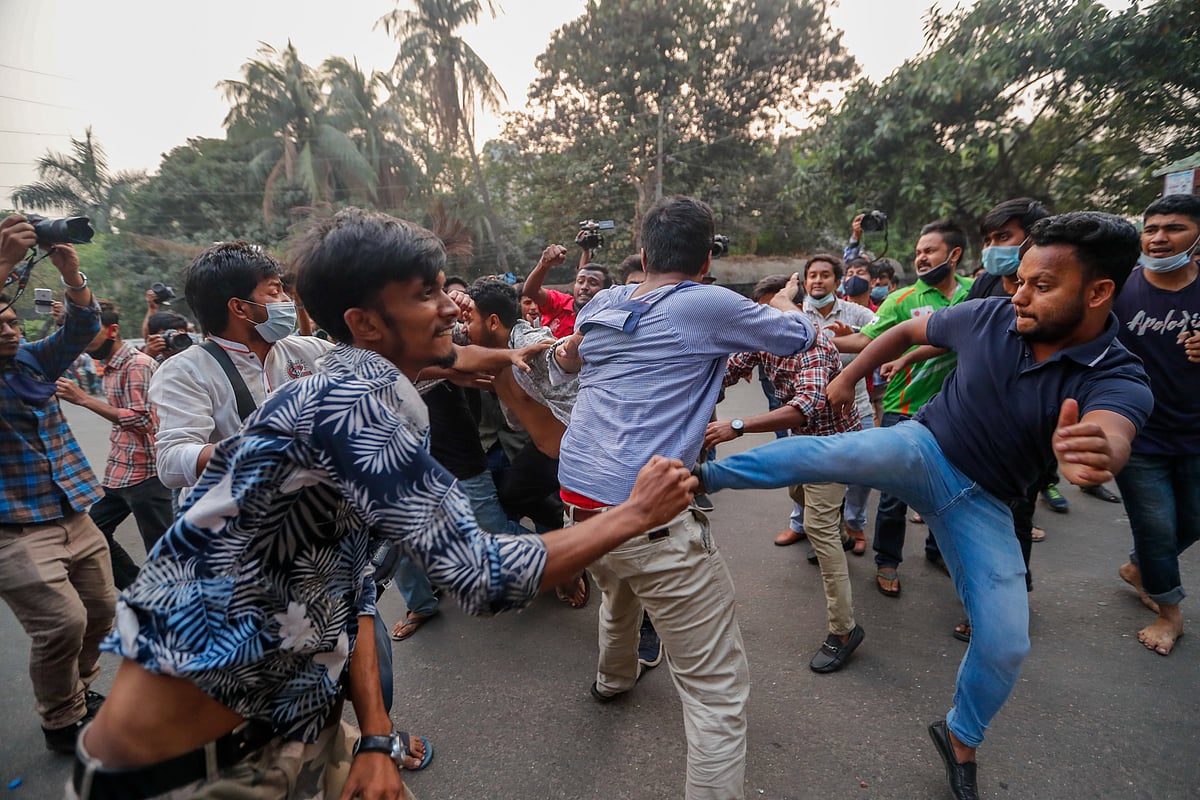 প্রগতিশীল ছাত্র জোট ঢাকা বিশ্ববিদ্যালয়ে ভারতের প্রধানমন্ত্রী নরেন্দ্র মোদির কুশপুত্তলিকা দাহ করতে গেলে ছাত্রলীগের হামলার মুখে পড়ে। ঢাকা, ২৩ মার্চ