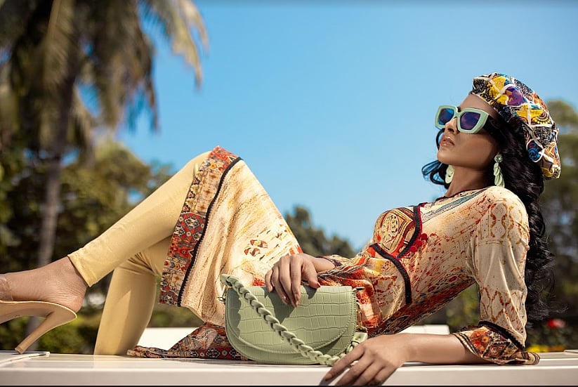 এই সময়ের উপোযোগী পোশাকে আছে বৈচিত্র্য