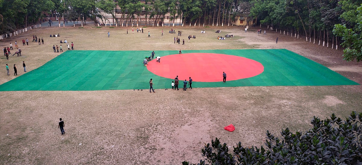 বগুড়া জিলা স্কুল মাঠে জাতীয় পতাকা তৈরির কাজ করছেন কারিগর ও আয়োজকরা। ২৬ মার্চ স্বাধীনতার সুবর্ণজয়ন্তী উৎসবে এই পতাকার উন্মোচন করা হবে। বুধবার বিকেলে বগুড়া জিলা স্কুল মাঠে