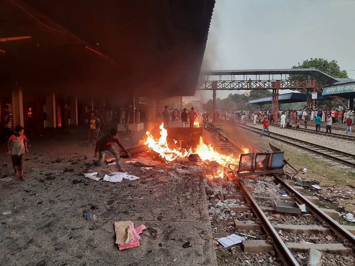 ভারতের প্রধানমন্ত্রী নরেন্দ্র মোদির বাংলাদেশ সফর ও হাটহাজারীতে মাদ্রাসার ছাত্রদের ওপর হামলার প্রতিবাদে অগ্নিসংযোগ। আজ শুক্রবার বিকেলে ব্রাহ্মণবাড়িয়া রেলস্টেশনে