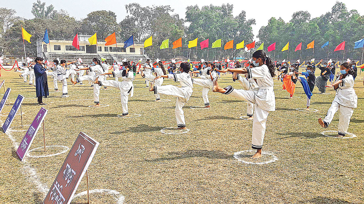 মার্শাল আর্ট প্রশিক্ষণে অংশ নেয় বিভিন্ন উপজেলার কিশোরীরা। গতকাল পঞ্চগড়ের বীর মুক্তিযোদ্ধা সিরাজুল ইসলাম স্টেডিয়ামে