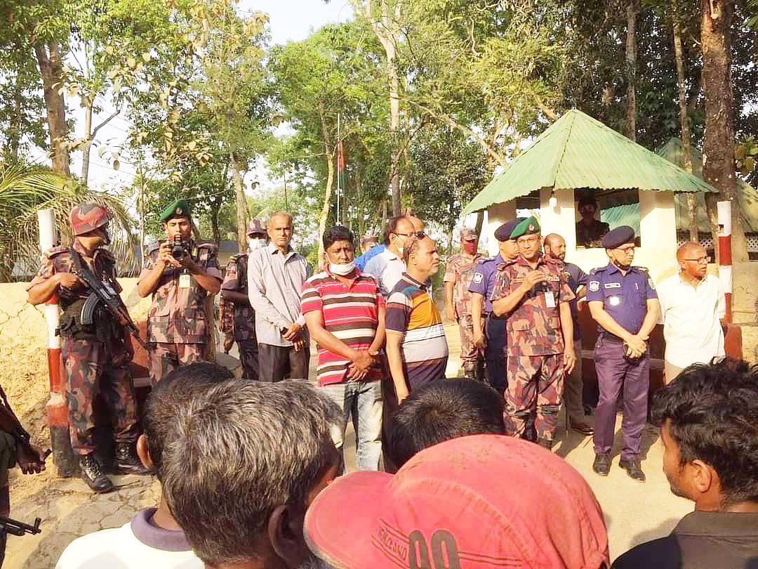 জুড়ীর পূর্ব বটুলি সীমান্তে বিএসএফের গুলিতে বাংলাদেশি গরু ব্যবসায়ীলাশ দ্রুত ফেরতের দাবিতে স্থানীয় লোকজন বিজিবির ফুলতলা ক্যাম্পের সামনে বিক্ষোভ করেন। এ সময় বিজিবির লোকজন তাঁদের শান্ত করেন। আজ সোমবার দুপুরে