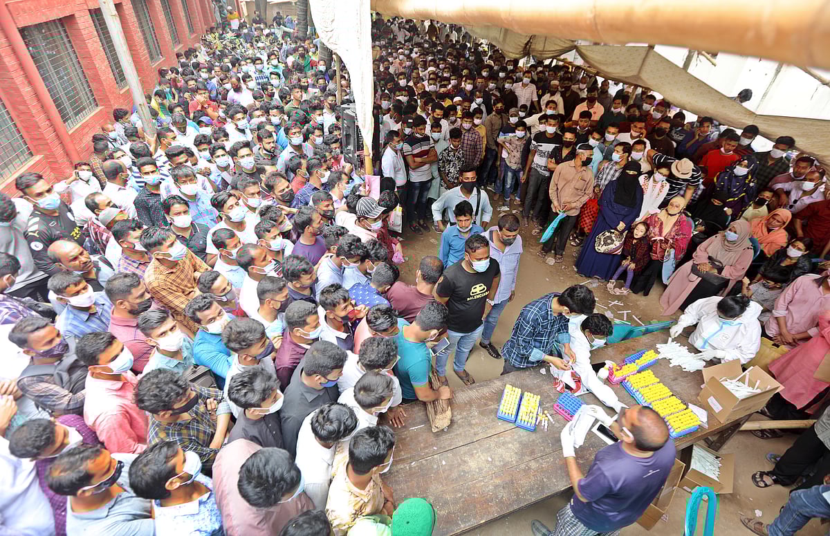 করোনা পরীক্ষার জন্য গাদাগাদি করে দীর্ঘক্ষণ লাইনে দাঁড়াতে হচ্ছে বিদেশগামী যাত্রীসহ সাধারণ মানুষকে। স্বাস্থ্যবিধি এখানে হারিয়ে যাওয়ায় সংক্রমণের ঝুঁকিও বাড়ছে।
 চট্টগ্রাম জেনারেল হাসপাতাল, ২১ মার্চ