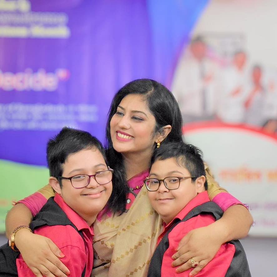 Striptiz klubining kiyinish xonasida porno suratlar