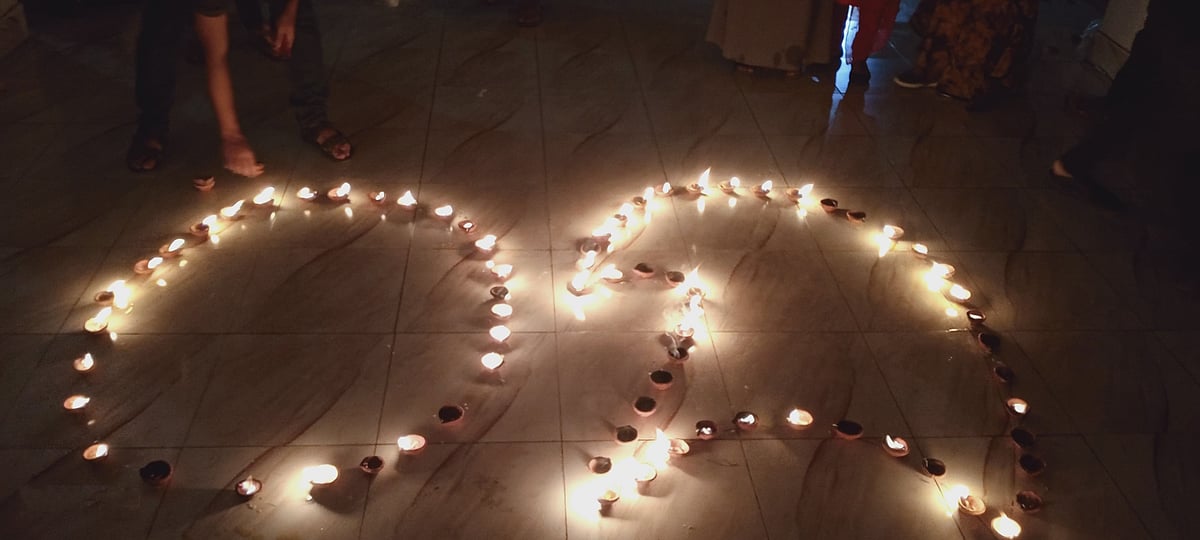 ইউনিভার্সিটি অব ব্রাহ্মণবাড়িয়া প্রাঙ্গণে ২৫মার্চ উপলক্ষে প্রদীপ প্রজ্বালন। আজ বৃহস্পতিবার সন্ধ্যায়