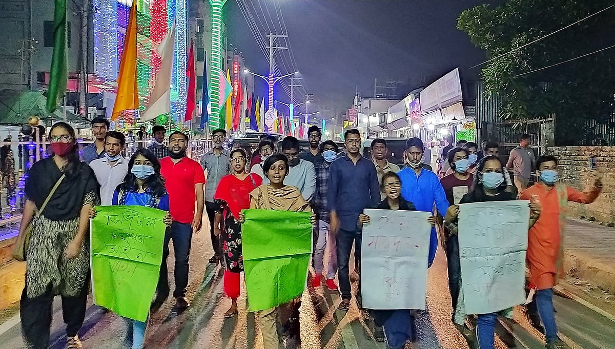 সুনামগঞ্জের শাল্লার সংখ্যালঘুদের বাড়িতে হামলা ও ভাঙচুরের ঘটনা ঠেকাতে ‘ব্যর্থ’ প্রশাসন ও পুলিশ কর্মকর্তাদের অপসারণের দাবিতে সিলেটে প্রগতিশীল ছাত্রসংগঠনের বিক্ষোভ মিছিল। আজ বুধবার রাতে নগরীর জিন্দাবাজার এলাকায়