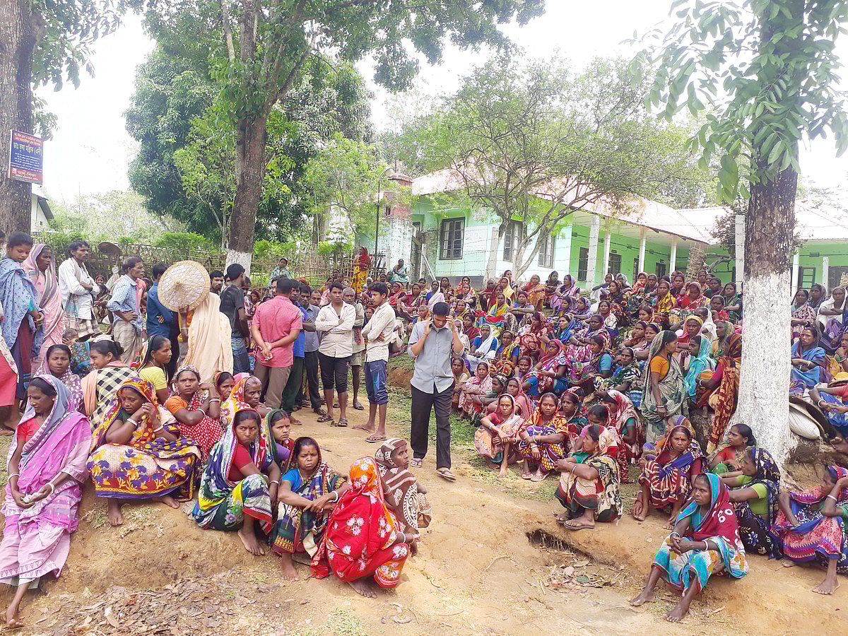 মৌলভীবাজারের জুড়ী উপজেলার সোনারুপা চা-বাগানের ব্যবস্থাপকসহ প্রতিষ্ঠানের কয়েকজনকে মারধরের ঘটনায় কর্তৃপক্ষ আজ শনিবার সকাল থেকে অনির্দিষ্টকালের জন্য বাগানটি বন্ধ ঘোষণা করে। এর প্রতিবাদে সাধারণ শ্রমিকেরা সকালে বাগানের কার্যালয়ের সামনে জড়ো হয়ে বিক্ষোভ করেন