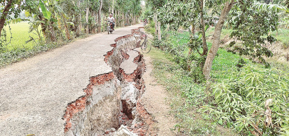 শরীয়তপুরে দাদপুর-লক্ষ্মীপুর সড়কের বিভিন্ন অংশ ধসে পড়েছে