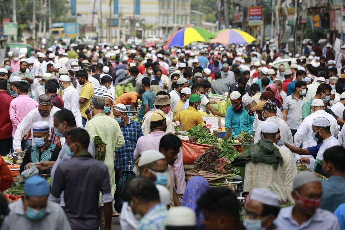 লকডাউনের মধ্যেই নয়াপল্টনের প্রধান সড়কের ওপর বসেছে বাজার। স্বাস্থ্যবিধি উপেক্ষা করে বাজার করছে মানুষ। নয়াপল্টন, ঢাকা, ২৩ এপ্রিল