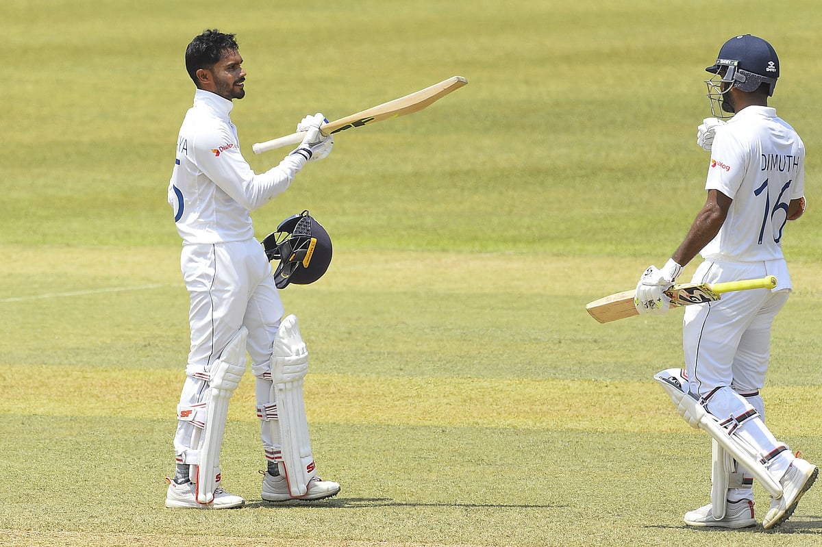 ধনঞ্জয়ার সেঞ্চুরির পর করুনারত্নের অভিনন্দন। দুজনে খাটিয়ে মারছেন বাংলাদেশের বোলারদের।