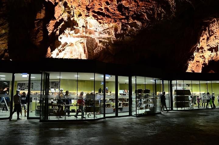 পোস্তোয়ানা গুহার ভেতরে অংশে নির্মিত  পোস্ট অফিস