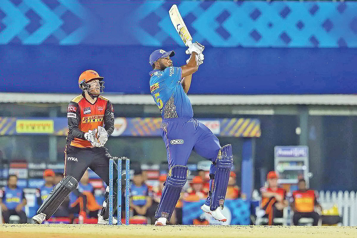 কাল সানরাইজার্স হায়দরাবাদের আফগান স্পিনার মুজিব উর রহমানের বলে মারা পোলার্ডের ছক্কাটি এবারের আইপিএলে এখন পর্যন্ত সবচেয়ে বড়।