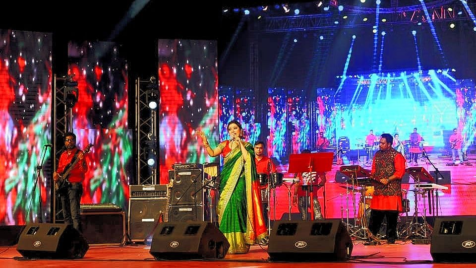 কনসার্টে গান গাইছেন আঁখি আলমগীর