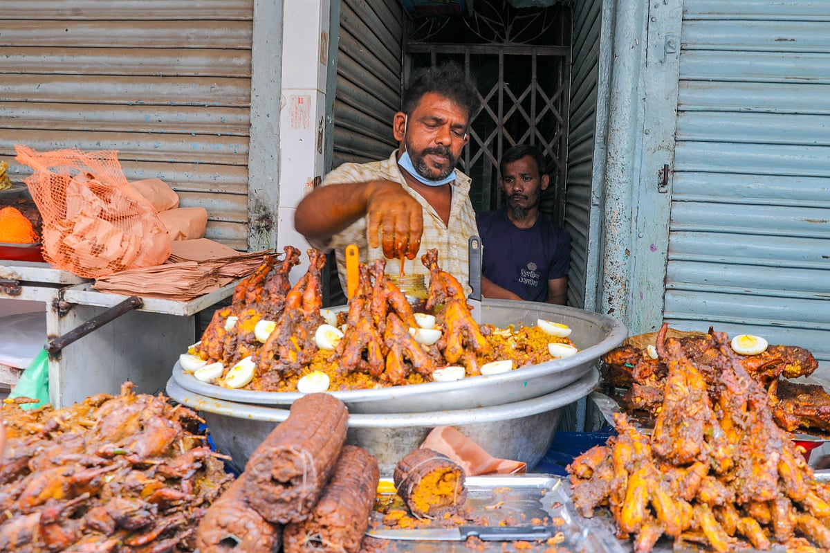 লকডাউনের কারণে ইফতার বিক্রি হচ্ছে কম। তবু দোকান সাজিয়ে বসেছেন বিক্রেতারা। চকবাজার, ঢাকা, ২৪ এপ্রিল