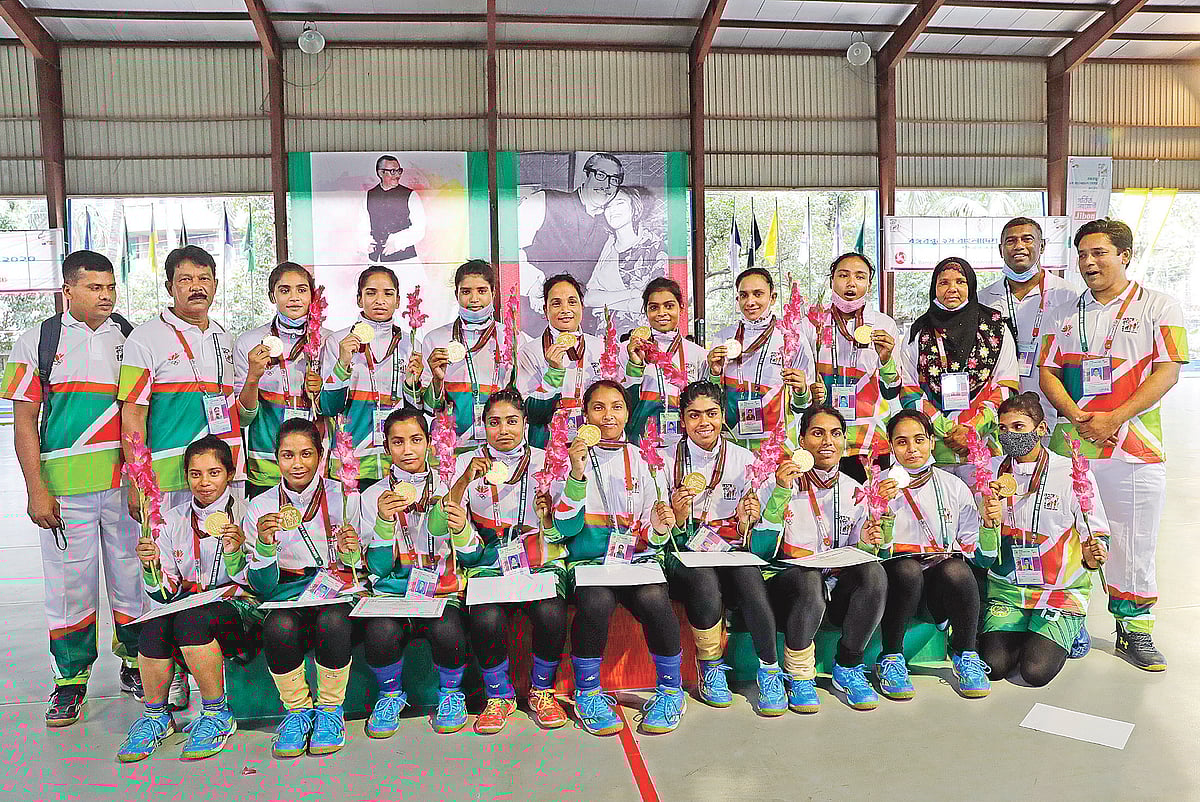 পদক হাতে বাংলাদেশ গেমস হ্যান্ডবলে সোনাজয়ী আনসারের মেয়েদের দল