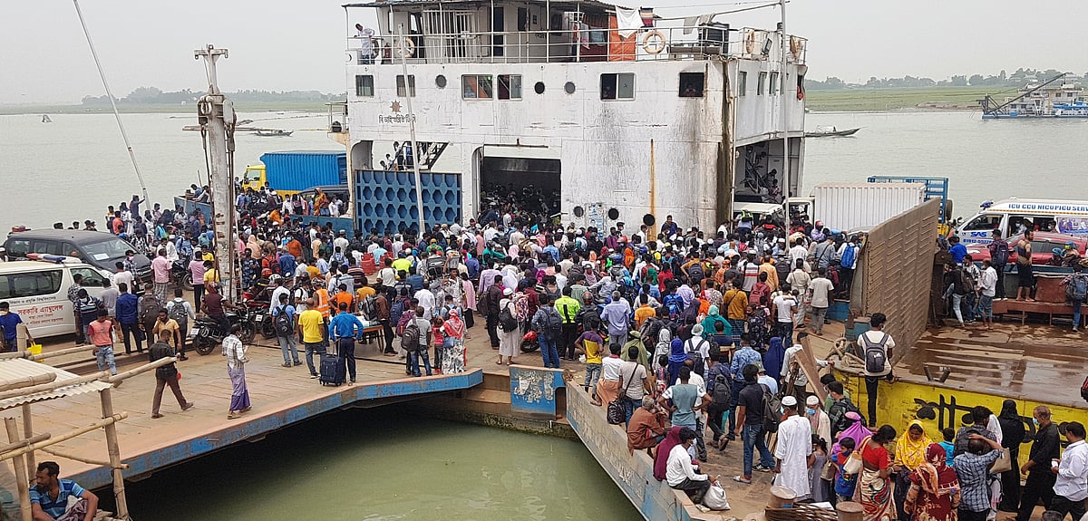স্বাস্থ্যবিধি উপেক্ষা করেই রাজধানী ঢাকায় ফিরতে শুরু করেছেন হাজার হাজার মানুষ। আজ শুক্রবার দুপুরে মাদারীপুরের বাংলাবাজার ফেরিঘাটে