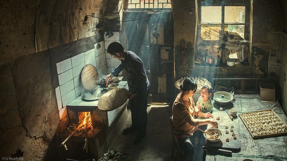 চীনের আলোকচিত্রী লি হুয়াফেংয়ের তোলা ‘টেস্ট’ শিরোনামের এই আলোকচিত্র প্রতিযোগিতার বর্ষসেরা পুরস্কার জিতেছে