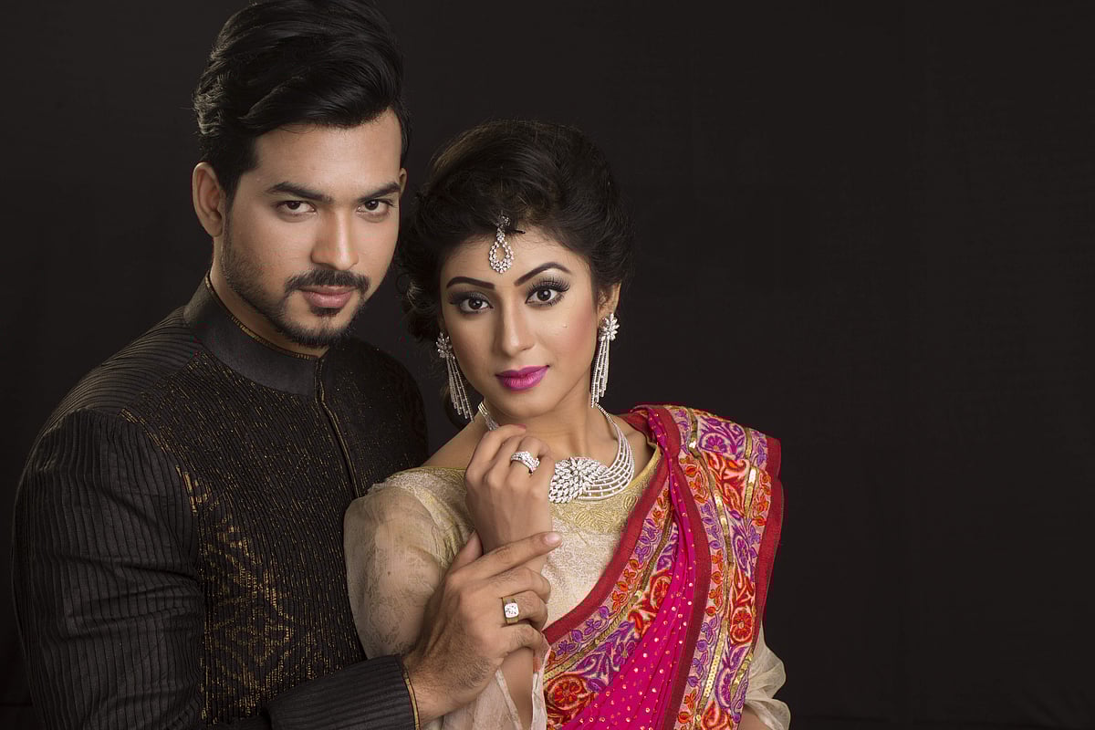 বিয়েতে আংটি বদলের প্রচলন আছে প্রায় সব দেশেই। মডেল: রিয়াদ ও নীলা