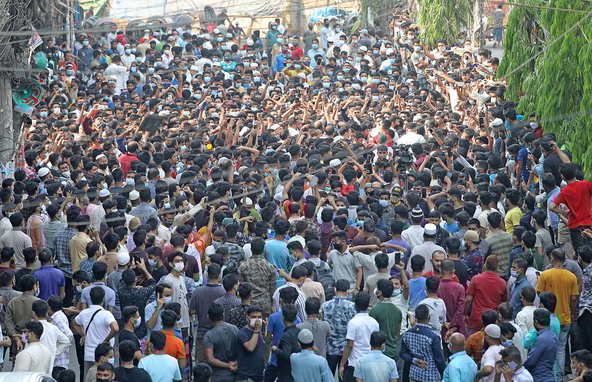 লকডাউন মানি না, মানব না, স্বাস্থ্যবিধি মানব, দোকানপাট খুলব স্লোগানে সড়কের উপর মিছিল ও সমাবেশ করে নিউমার্কেট, রিয়াজউদ্দিন বাজার, হর্কাস মার্কেটসহ চট্টগ্রাম নগরের আশপাশের ব্যবসায়ী ও কর্মচারীরা। এতে হাজারো মালিক ও কর্মচারী উপস্থিত ছিলেন। আজ বিকেল সাড়ে ৩টায় নগরের নিউমার্কেট এলাকায়।